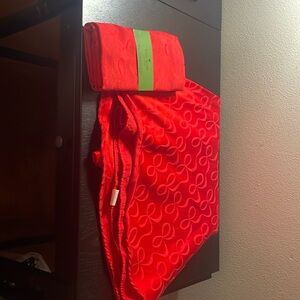 Kate Spade tablecloth round 70" All Wrapped Up red bow print plus 4 napkins